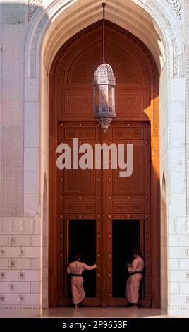 All'interno dell'imponente Grande Moschea del Sultano Qaboos, Muscat, Oman Foto Stock