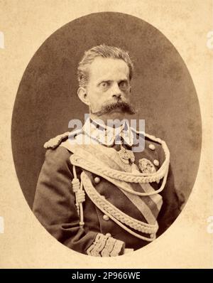 1890 ca , Roma , ITALIA : il ritratto ufficiale del Re d'Italia UMBERTO i di SAVOIA ( 1844 - 1900 ). Foto di Fratelli D' Alessandri , Roma . - SAVOY - nobili italiani - reali - royalty - nobiltà italiana - foto storica - storia - baffi - baffi - colletto - uniforme militare - uniforme divisa militare - Re - medaglia - medaglie - medaglie - - Italia - CASA SAVOIA - REALI - Nobiltà ITALIANA - SAVOY - NOBILTÀ - ROYALTY - STORIA - FOTO STORICHE - royalty - nobili - ritratto - ritratto - medaglia - ---- Archivio GBB Foto Stock