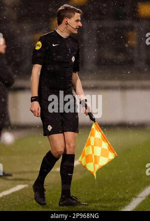 KERKRADE, PAESI BASSI - 10 MARZO: L'arbitro assistito Erik Koopan durante la partita olandese di Keukenkampioendivisie tra Roda JC e Telstar allo stadio Parkstad Limburg il 10 marzo 2023 a Kerkrade, Paesi Bassi (Foto di Broer van den Boom/Orange Pictures) Foto Stock