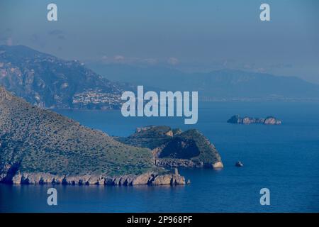 Vista dalla vicina Villa Lysis a Capri, ritorno verso la Costiera Amalfitana e la Penisola Sorrentina. Capri è un'isola situata nel Mar Tirreno al largo della Penisola Sorrentina, sul lato sud del Golfo di Napoli, nel Campaniaregion d'Italia Capri, è famosa per il suo paesaggio aspro, la storia culturale, gli alberghi di lusso e lo shopping Foto Stock