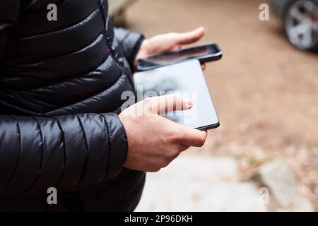 Persone non riconoscibili che utilizzano i loro dispositivi mobili Foto Stock