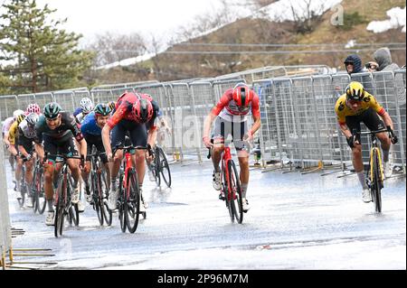 Sassotetto, Italia. 10th Mar, 2023. Group sprint durante la 5 tappa - Morro d'Oro - Sarnano/Sassotetto, Ciclismo Tirreno Adriatico a Sassotetto, marzo 10 2023 Credit: Agenzia indipendente per le foto/Alamy Live News Foto Stock