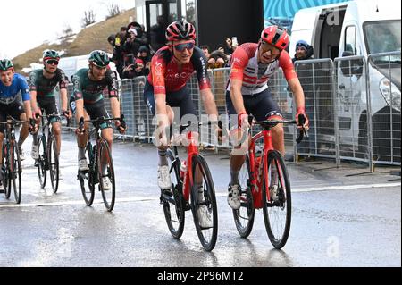 Sassotetto, Italia. 10th Mar, 2023. Ciccone Giulio #221 (ITA) - TREK - SEGAFREDO e Geoghegan Hart Tao #104 (GBR) - INEOS GRENADIERS attraversa il traguardo durante la 5 tappa - Morro d'Oro - Sarnano/Sassotetto, Ciclismo Tirreno Adriatico a Sassotetto, Marzo 10 2023 Credit: Independent Photo Agency/Alamy Live News Foto Stock