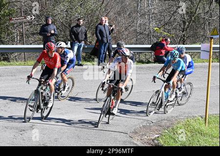 Sassotetto, Italia. 10th Mar, 2023. Passaggio dei ciclisti a Sarnano durante la 5 tappa - Morro d'Oro - Sarnano/Sassotetto, Ciclismo Tirreno Adriatico a Sassotetto, Marzo 10 2023 Credit: Agenzia indipendente per le foto/Alamy Live News Foto Stock