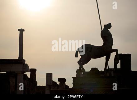 Centauro di bronzo intitolato 'Centauro' dal moderno artista polacco Igor Mitoraj, adagiato tra le rovine di Pompei, Napoli, italia Foto Stock