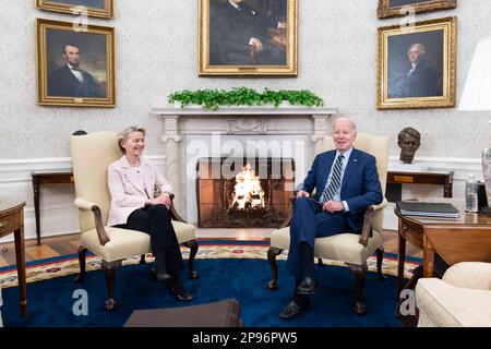 Washington, Stati Uniti. 10th Mar, 2023. Il Presidente Joe Biden incontra il Presidente della Commissione europea Ursula von der Leyen nell'Ufficio ovale della Casa Bianca di Washington, DC venerdì 10 marzo 2023. Foto di Bonnie Cash/Pool/ABACAPRESS.COM Credit: Abaca Press/Alamy Live News Foto Stock