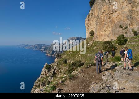L'avvicinamento a Positano dalla passeggiata degli dei. Mar Tirreno, Mediterraneo, Italia Costiera Amalfitana. Escursioni. Foto Stock