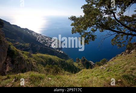 L'avvicinamento a Positano dalla passeggiata degli dei. Mar Tirreno, Mediterraneo, Italia Costiera Amalfitana. Foto Stock