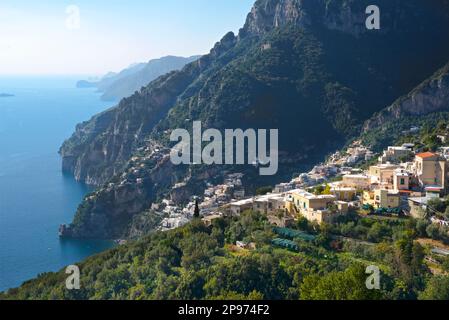 L'avvicinamento a Positano dalla passeggiata degli dei. Mar Tirreno, Mediterraneo, Italia Foto Stock