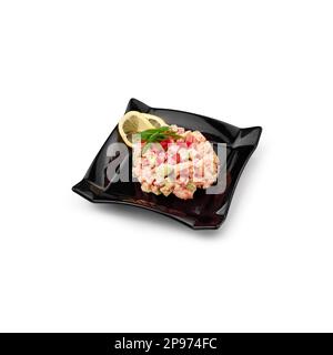 Insalata di gamberi con avocado su piatto nero su fondo bianco isolato Foto Stock