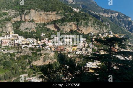 L'avvicinamento a Positano dalla passeggiata degli dei. Mar Tirreno, Mediterraneo, Italia Foto Stock