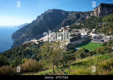 L'avvicinamento a Positano dalla passeggiata degli dei. Mar Tirreno, Mediterraneo, Italia Foto Stock