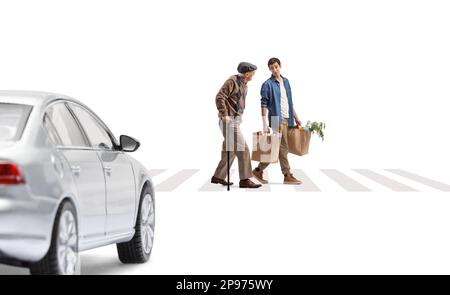 Giovane uomo che aiuta un anziano con borse di spesa su un passaggio pedonale e un'auto in attesa isolato su sfondo bianco Foto Stock