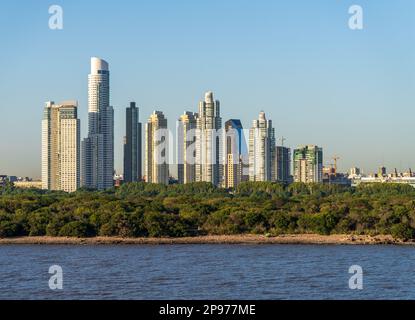 Grandi e moderni edifici di appartamenti di Puerto Madero, sul litorale di Buenos Aires, Argentina Foto Stock