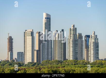 Grandi e moderni edifici di appartamenti di Puerto Madero, sul litorale di Buenos Aires, Argentina Foto Stock