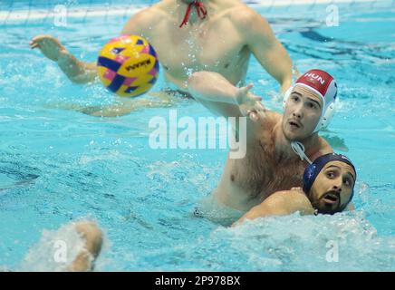 ZAGABRIA, CROAZIA - 10 MARZO: Adam Nagy d'Ungheria lotta per la palla durante la partita di Coppa del mondo di polo d'acqua maschile tra l'Ungheria e l'Italia il 10 marzo 2023 a Zagabria, Croazia. Foto: Marko Prpic/PIXSELL Foto Stock