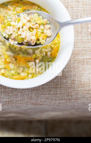 Zuppa di cereali impaccata, soddisfa la tua fame con una zuppa di cereali sana e sostanziosa Foto Stock