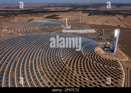 Impianto elettrico. Le prime torri solari a concentrazione commerciale al mondo a Sanlucar la Mayor, nei pressi di Siviglia, Spagna Foto Stock