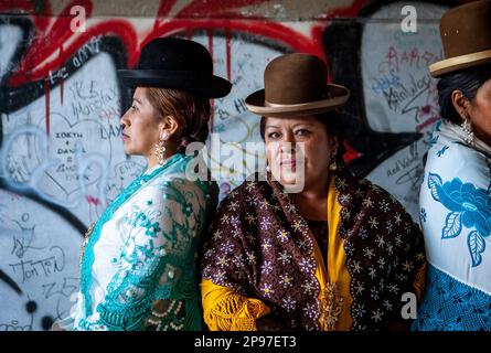 A sinistra Benita la Intocable , e a destra Angela la Folclorista, cholitas femmine lottatori, El Alto, La Paz, Bolivia Foto Stock