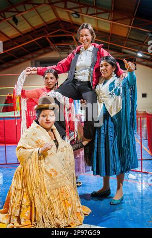 Lucha Libre. Dopo lo spettacolo. Un seguace viene fotografato con combattenti di colitas. Giù Julieta, Celia la simpatica, e Dina con abito blu, cholitas Foto Stock