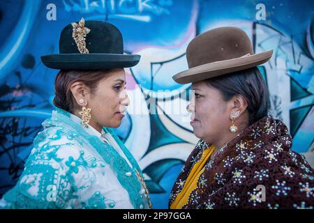 A sinistra Benita la Intocable , e a destra Angela la Folclorista, cholitas femmine lottatori, El Alto, La Paz, Bolivia Foto Stock