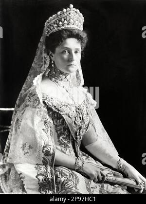 1895 c, RUSSIA : l'imperatrice russa Tsarina ALEXANDRA FYODOROVNA ( Feodorovna ) , sposata con lo zar Nicola II di Russia ( 1868–1918) ( Nikolay II ), l'ultimo zar dell'Impero russo . Nata Principessa Alix d'Assia e del Reno (in tedesco: Viktoria Alix Helena Luise Beatrice Prinzessin von Hessen und bei Rhein) il 6 giugno 1872, morta il giorno 17 luglio 1918 con tutta la famiglia reale. Nata una nipote della regina Vittoria del Regno Unito, assunse il nome di Alexandra Feodorovna dopo la benedizione nella Chiesa ortodossa russa, che la canonizzò come Santa Alexandra nel 2000. - foto storiche Foto Stock