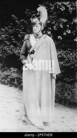 1915 c, RUSSIA : l'imperatrice russa Tsarina ALEXANDRA FYODOROVNA ( Feodorovna ) , sposata con lo zar Nicola II di Russia ( 1868–1918) ( Nikolay II ), l'ultimo zar dell'Impero russo . In questa foto vestita con uniforme militare durante la prima guerra mondiale . Nata Principessa Alix d'Assia e del Reno (in tedesco: Viktoria Alix Helena Luise Beatrice Prinzessin von Hessen und bei Rhein) il 6 giugno 1872, morta il giorno 17 luglio 1918 con tutta la famiglia reale. Nata una nipote della regina Vittoria del Regno Unito, assunse il nome di Alexandra Feodorovna dopo la benedizione nella C ortodossa russa Foto Stock
