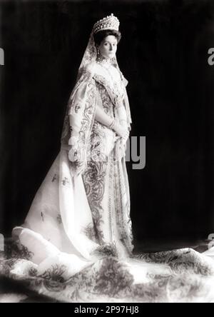 1895 c, RUSSIA : l'imperatrice russa Tsarina ALEXANDRA FYODOROVNA ( Feodorovna ) , sposata con lo zar Nicola II di Russia ( 1868–1918) ( Nikolay II ), l'ultimo zar dell'Impero russo . Nata Principessa Alix d'Assia e del Reno (in tedesco: Viktoria Alix Helena Luise Beatrice Prinzessin von Hessen und bei Rhein) il 6 giugno 1872, morta il giorno 17 luglio 1918 con tutta la famiglia reale. Nata una nipote della regina Vittoria del Regno Unito, assunse il nome di Alexandra Feodorovna dopo la benedizione nella Chiesa ortodossa russa, che la canonizzò come Santa Alexandra nel 2000. - foto storich Foto Stock