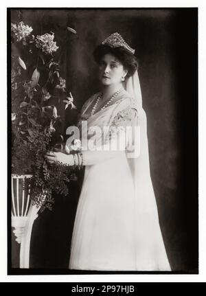 1913 c, RUSSIA : l'imperatrice russa Tsarina ALEXANDRA FYODOROVNA ( Feodorovna ) , sposata con lo zar Nicola II di Russia ( 1868–1918) ( Nikolay II ), l'ultimo zar dell'Impero russo . Nata Principessa Alix d'Assia e del Reno (in tedesco: Viktoria Alix Helena Luise Beatrice Prinzessin von Hessen und bei Rhein) il 6 giugno 1872, morta il giorno 17 luglio 1918 con tutta la famiglia reale. Nata una nipote della regina Vittoria del Regno Unito, assunse il nome di Alexandra Feodorovna dopo la benedizione nella Chiesa ortodossa russa, che la canonizzò come Santa Alexandra nel 2000. - foto storich Foto Stock