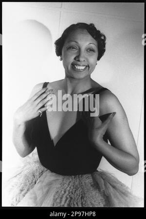 1949 , 20 ottobre : la celebre cantante e ballerina americana JOSEPHINE BAKER (Saint Louis , USA 1906 - Parigi , Francia 1975 ) , Photo by VAN VECHTEN - musical - ballerina - cantante - di colore - teatro - teatro - esotico - Parigi - Folies Bergeres - Moulin Rouge - Diva - divina - SORRISO - SORRISO - decollete' - scollatura - apertura della nuca ---- NON PUBBLICITARIA --- NON PER USO PUBBLICITARIO --- NON PER GADGET ---- ---- ARCHIVIO GBB Foto Stock