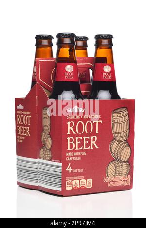 IRVINE, CALIFORNIA - 8 MAR 2023: Una confezione da 4 bottiglie Summit Root Beer un'etichetta privata di Aldi Markets Foto Stock