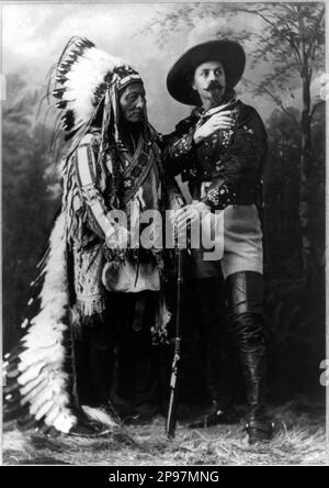 1855 , USA : Colonnello William Frederick CODY , conosciuto come BUFFALO BILL ( 1846 - 1917 ) in occasione del WILD WEST SHOW International tour . In questa foto con l'antico capo nemico SEDUTO TORO ( 1834ca - 1890 ) . Foto di William Notman Studios, Montreal, Quebec, Canada, durante il Buffalo Bill's Wild West Show, Agosto 1885 .- Epopea del Selvaggio WEST - cowboy - cowboy - cappello - cappello Circus Barnum - fucile - arma - fucile - baffi - barba - baffi - frangie - frange - cuoio - pelle - Circo - stivali - stivali - piume - PIUME - NATIVI AMERICANI - INDIANO D' AMERICA - INDIANI - TOR Foto Stock