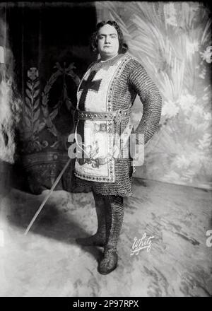 1910 , Novembre , New York , Stati Uniti : Il cantante lirico italiano tenore ENRICO CARUSO ( Napoli 1873 - 1921 ) come Rinaldo in ARMIDE ( ARMIDA , basato su Torquato tasso ' Gerusalemme liberata ' , libretto di Philippe Quinault ) di Christoph Willibald GLUCK al Metropolitan Opera House Theatre di New York . Con Olive Fremstad , Louise Beatty-Homer , Pasquale Amato e Dinh Gilly, regia di ARTURO TOSCANINI . Foto di White , New York , USA - MUSICA CLASSICA - CLASSICA - MUSICA - ritratto - TENORE - spada - spada - croato - armatura - armatura - parrucca - parrucca - costume di fantasia Foto Stock