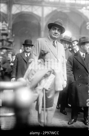 1918 ca, New York , USA : il cantante italiano Enrico CARUSO ( Napoli 1873 - 1921 ) pronto a partire per l'Italia con un giro di Ocean Liner nella stazione peer di New Yorck . - MUSICA CLASSICA - CLASSICA - MUSICA - ritratto - ritratto - cappello - cappello - colletto - cravatta - TENORE - OPERA LIRICA - TEATRO - TEATRO - - - - ---- Archivio GBB Foto Stock