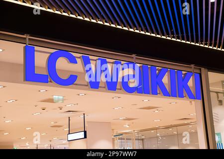 Sibiu, Romania - Maggio, 2 2022: LC Waikiki fashion store front in Promenada Mall, uno dei più grandi centri commerciali di Sibiu Foto Stock