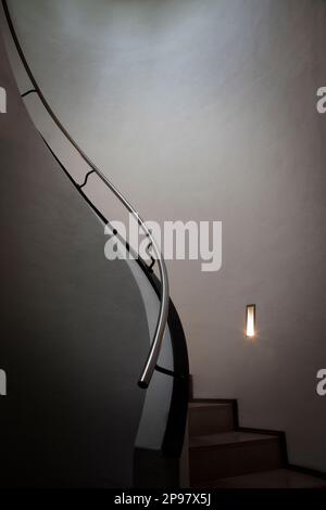 ARCHITETTURA CONTEMPORANEA: Elegante scala in una villa a Bad Toelz, Oberbayern, Germania. Fotografia di Edmund Nagele FRP Foto Stock