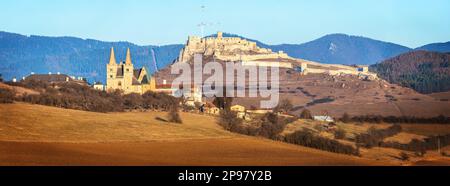 Vista panoramica sul Castello di Spis e sulla Cattedrale di San Martino al tramonto. Foto Stock