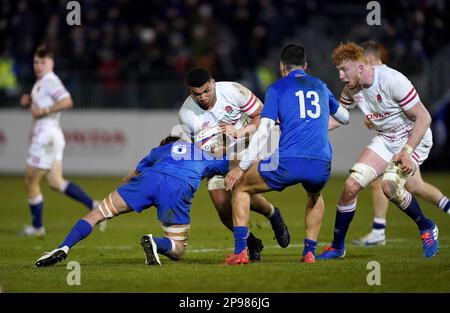 Il Tristan Woodman inglese è affrontato da Oscar Jegou e Nicolas Depoortere durante la partita delle sei Nazioni degli U20 presso il campo ricreativo di Bath. Data immagine: Venerdì 10 marzo 2023. Foto Stock