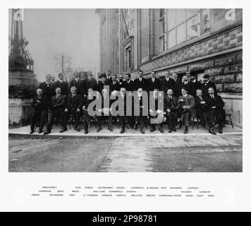 1913 , Bruxelles , Belgio : il fisico tedesco ALBERT EINSTEIN ( 1879 - 1955 ) , vincitore del premio Nobel 1921, durante la seconda conferenza Solvay sulla fisica, Bruxelles. In questa foto con Madame MARIE CURIE , DE BROGLIE , VERSCHAFFELT , HASENOHRL , NERNST , RUTHEFORD , LAUE , BRAGG , WIEN , RUBENS , J.J. THOMSON , WARBURG , GOLDSCHMIDT , HERZEN , SOMMERFELD , LORENTZ , LINDEMANN , BRILLOUIN , BARLOW , PAPA , KAMERLINGH ONNES, GRUNEISEN, KNUDSEN, HOSTELET, LEGNO, GOUY , LANGEVIN and WEISS - foto storiche - foto storica - scienziato - scienziato - ritratto - fisica - Foto Stock