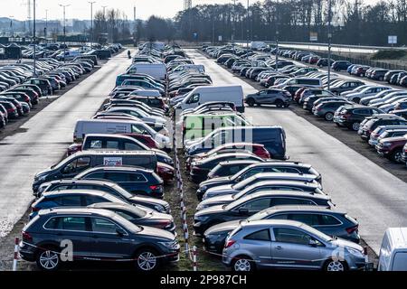 Grandi parcheggi presso il terminal dei traghetti per le isole della Frisia Orientale di Norderney e Juist, bassa Sassonia, Germania Foto Stock