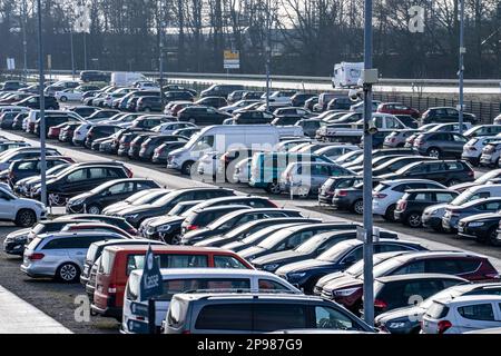 Grandi parcheggi presso il terminal dei traghetti per le isole della Frisia Orientale di Norderney e Juist, bassa Sassonia, Germania Foto Stock