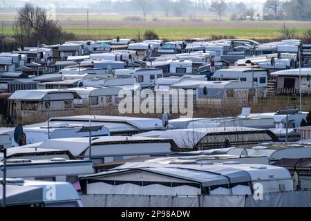 Camping Ground, campo per roulotte e camper sulla diga del Mare del Nord, nel villaggio di Neuharlingersiel, bassa Sassonia, Germania Foto Stock