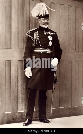 1930's , Londra , Inghilterra : il re GIORGIO V del Regno Unito ( Principe di Cornovaglia e York , 1865 - 1936 ) . Fu il primo monarca britannico appartenente alla Casa di Windsor, che creò dalla filiale britannica della Casa tedesca di Saxe-Coburg-Gotha. Oltre ad essere re del Regno Unito e dei regni del Commonwealth, Giorgio fu anche l'imperatore dell'India e il primo re dello Stato libero irlandese. Giorgio regnò dal 6 maggio 1910 alla prima guerra mondiale (1914-1918) fino alla sua morte nel 1936. Figlio del re EDOARDO VII d'Inghilterra ( 1841 - 1910 , Principe di Galles ) e della regina ALEXANDRA ( Foto Stock