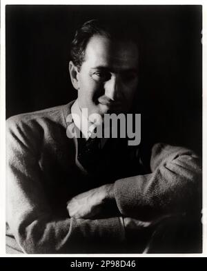 1937 , 28 marzo , New York , USA : i compositori di musica GEORGE GERSHWIN ( 1898 - 1937 ) . FOTO DI CARL VAN VECHTEN - MUSICAL - BROADWAY - COMPOSITORE - CLASSICA - CLASSICA - RITRATTO - RITRATTO - MUSICALE - MUSICA - MUSICA - CRAVATTA - CRAVATTA - COLLETTO --- NON PER USO PUBBLICITARIO --- NON PER USO PUBBLICITARIO --- NON PER USO GADGET --- --- ARCHIVIO GBB Foto Stock