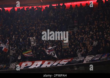 Monaco, Germania. 8th Mar, 2023. I tifosi del PSG hanno immaginato il settore Away dello stadio prima di iniziare la partita della UEFA Champions League all'Allianz Arena di Monaco. Il credito per le immagini dovrebbe essere: Jonathan Moskrop/Sportimage Credit: Sportimage/Alamy Live News Foto Stock