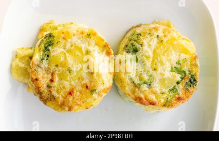 Casseruola di broccoli, gratin vegetale, broccoli al forno con patate, formaggio e panna vista dall'alto Foto Stock