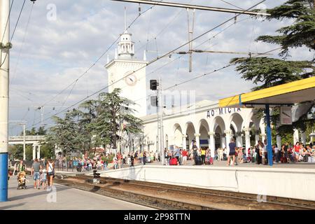 Stazione ferroviaria di Simferopol, settembre 2013, ancora stagione turistica con un certo numero di passeggeri in arrivo e in partenza da Crimea Foto Stock