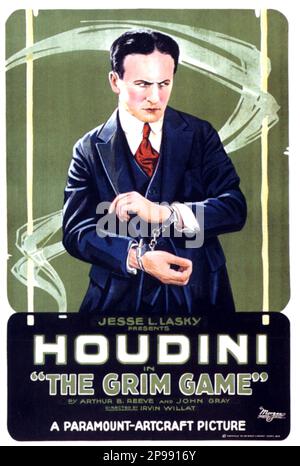 1919 : il mago americano più celebrato HARRY HOUDINI ( 1874 - 1926 ) Attore nel TRISTE GIOCO di Arthur B. Reeve e John Gray - Foto storica - foto storiche - esperimento - escapologo - escapologismo - escapologia - prestigio illusionista - ILLUSIONISTA - ritrato - ritratto - FILM - CINEMA - FILM - maniette ---- Archivio GBB Foto Stock