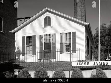 1935 ca : l'fuorilegge occidentale JESSE JAMES ( Jesse Woodson James 1847 - 1882 ) . In questa foto la casa di Jesse James House, Twelfth Street & Mitchell Avenue, Saint Joseph, Buchanan County, MISSOURI - Selvaggio WEST - epopea del - FUORILEGGE - bandito ---- Archivio GBB Foto Stock