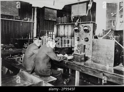 1910's : Marconi Wireless School a New York . Lo scienziato ITALIANO GUGLIELMO MARCONI ( Bologna 1874 - Roma 1937 ) , inventore del telegrafo senza fili , Premio NOBEL per la fisica 1909 - RADIO - TELEGRAFO SENZA FILI - senziato - FISICA - onde radio - ritratto - INVENTORE - INVENZIONE -- -- Archivio GBB Foto Stock